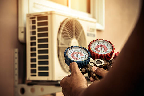 Professional Ac Installation technician working in Richwood, TX